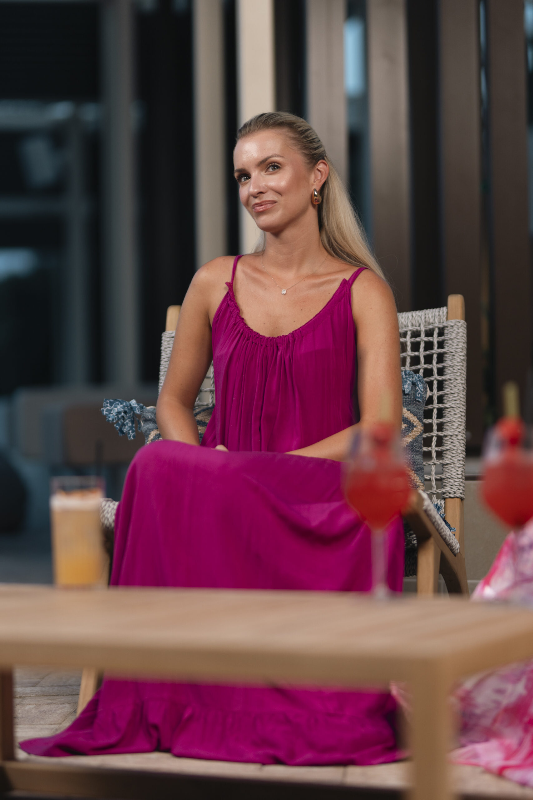 Dorin Zelenika in a pink dress sitting on a terrace at Arba Resort during the Mom Talk event with Petra Ninčević.