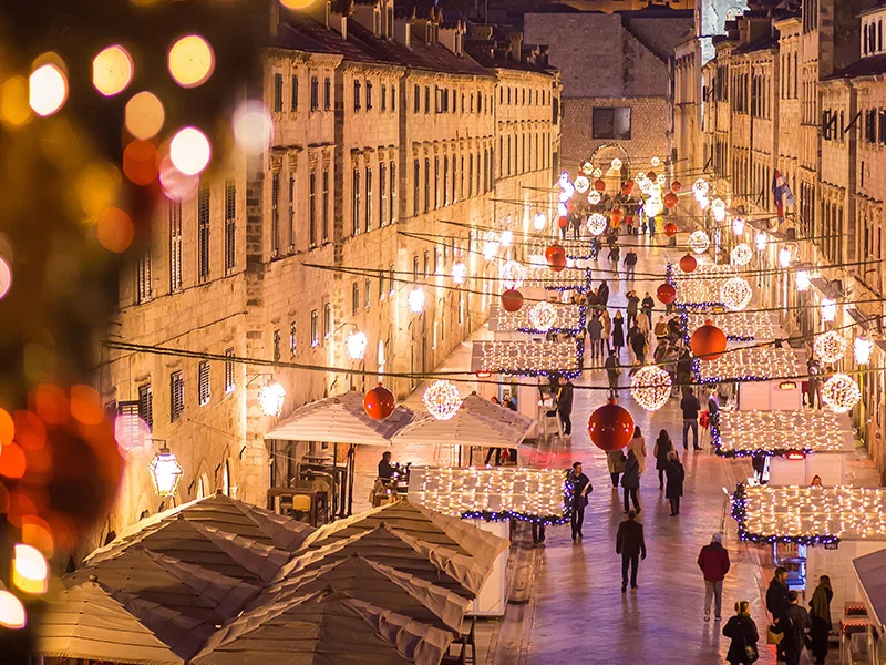 Dubrovnička Stara gradska jezgra osvijetljena za Advent, ukra&scaron;ena božićnim svjetlima i blagdanskim &scaron;tandovima.