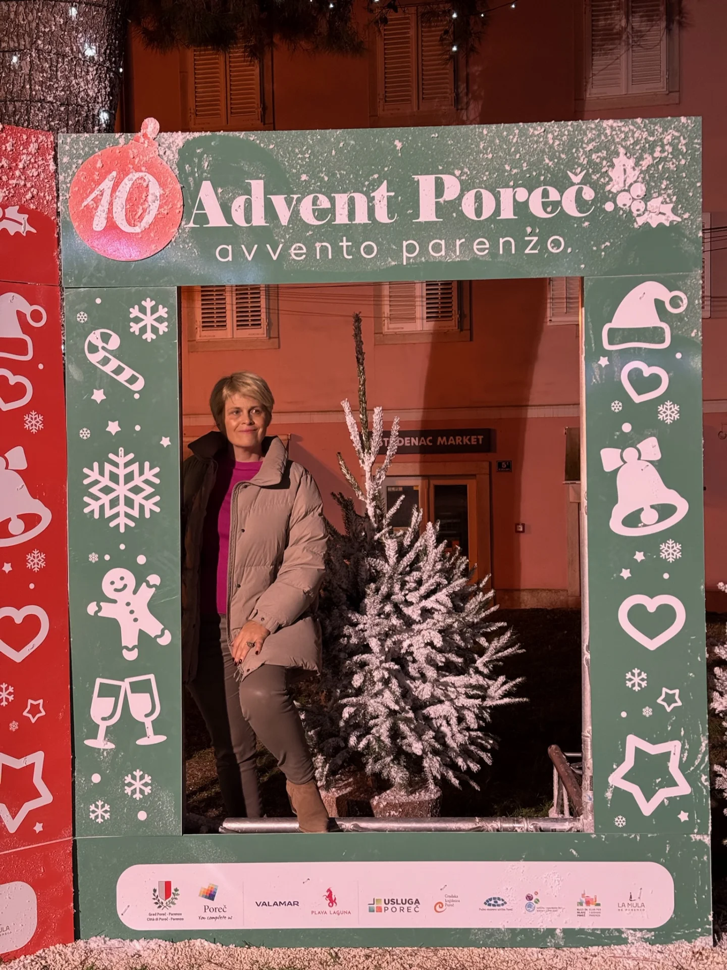 Osoba pozira u blagdanskom foto kutku na Adventu u Poreču.
