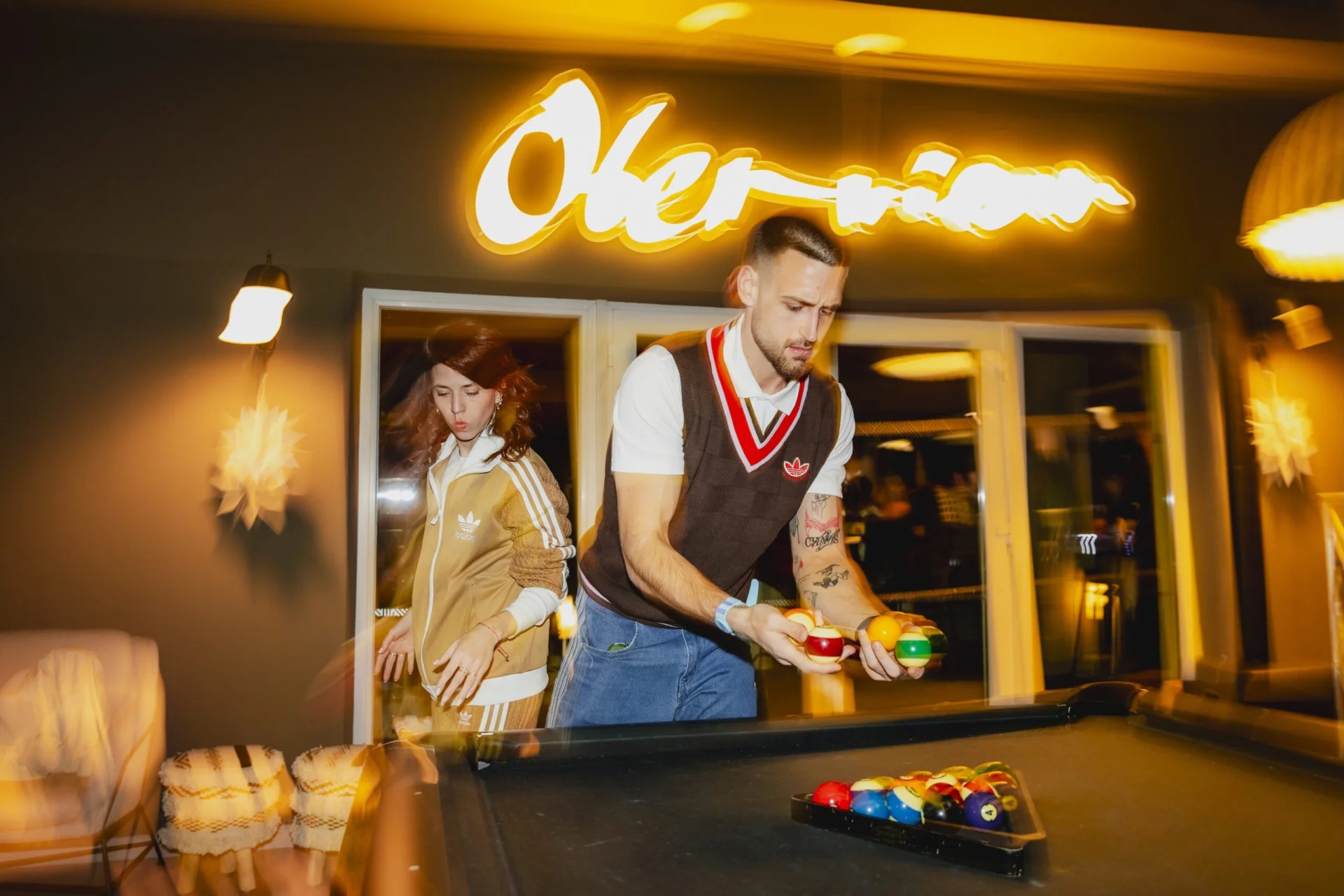 Gäste bei einer Partie Billard in einer Social Lounge im PLACES Obertauern by Valamar während eines abendlichen Beisammenseins.