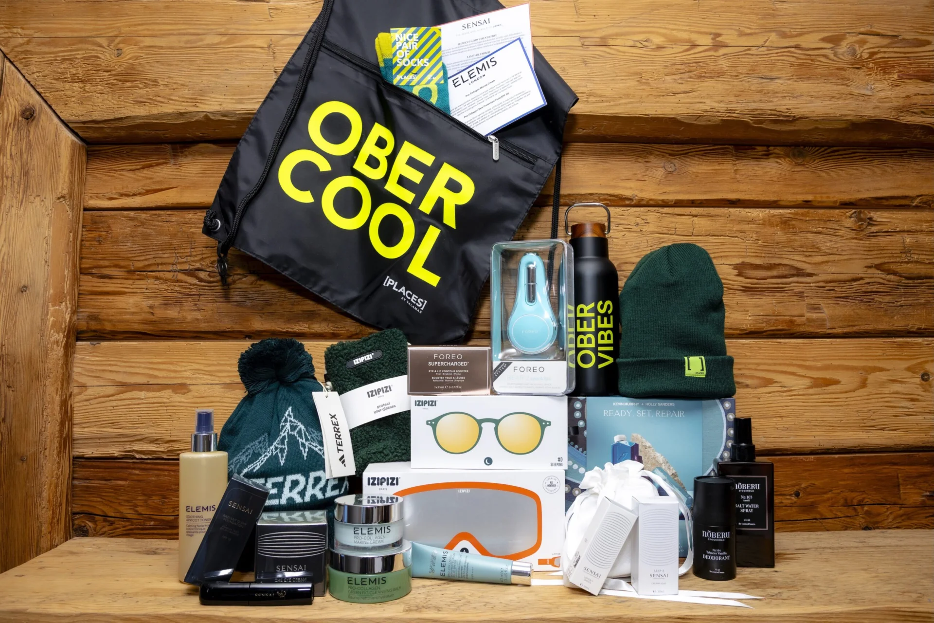 Sorgfältig zusammengestellte Goodie-Bags und Lifestyle-Produkte, die für die Gäste des PLACES Obertauern by Valamar vorbereitet wurden: IZIPIZI Ski- und Schlafbrille mit Etui, FOREO BEAR™ 2 Eyes & Lips, adidas Terrex Beanie, Kevin Murphy Haarpflegeset, Noberu Set, Elemis und Sensai Hautpflegeset sowie VALAMAR Tasche und Thermosflasche