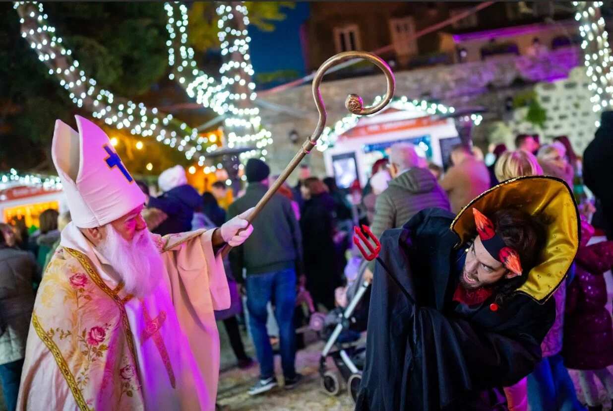 Sveti Nikola i Krampus u blagdanskoj povorci.
