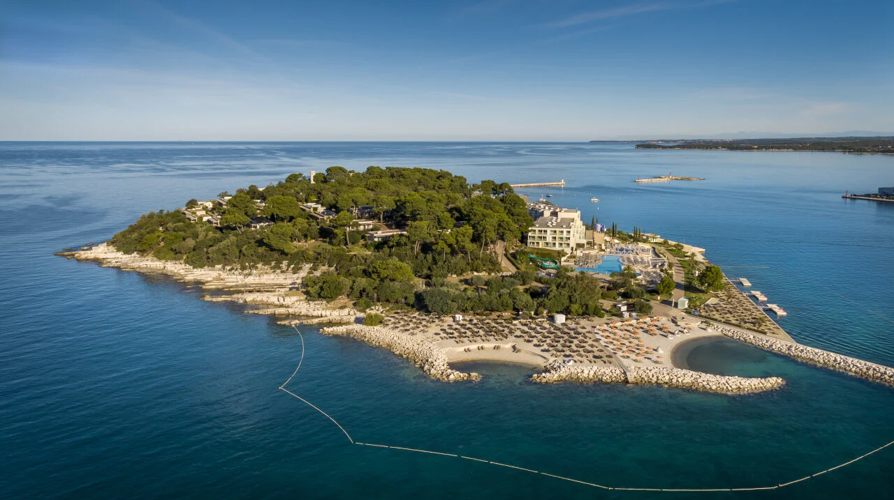 Panoramski pogled iz zraka na Isabella Island Resort na otoku Sveti Nikola kraj Poreča