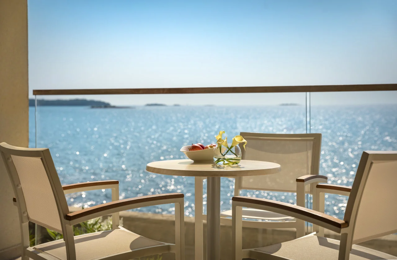 Terasa suitea s pogledom na more u Isabella Island Miramare Suites & Villas