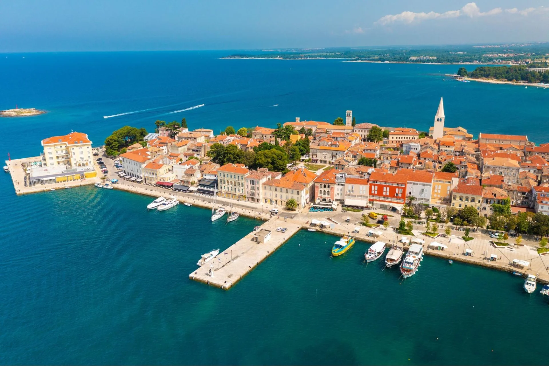 Luftaufnahme der Altstadt von Poreč und eines Yachthafens an der Adria.
