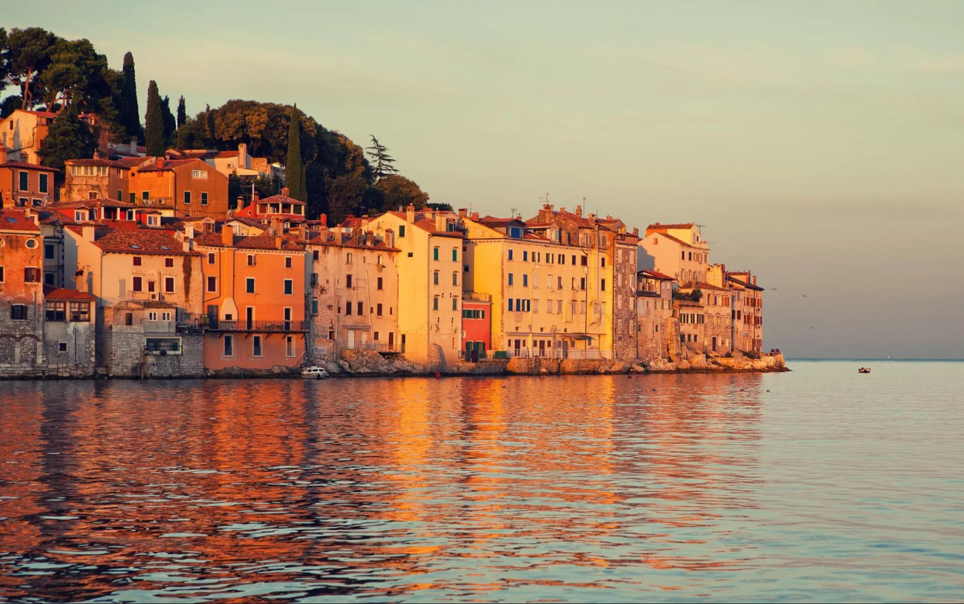 Bunte Fassaden der Altstadt von Rovinj und das Meer im Vordergrund 