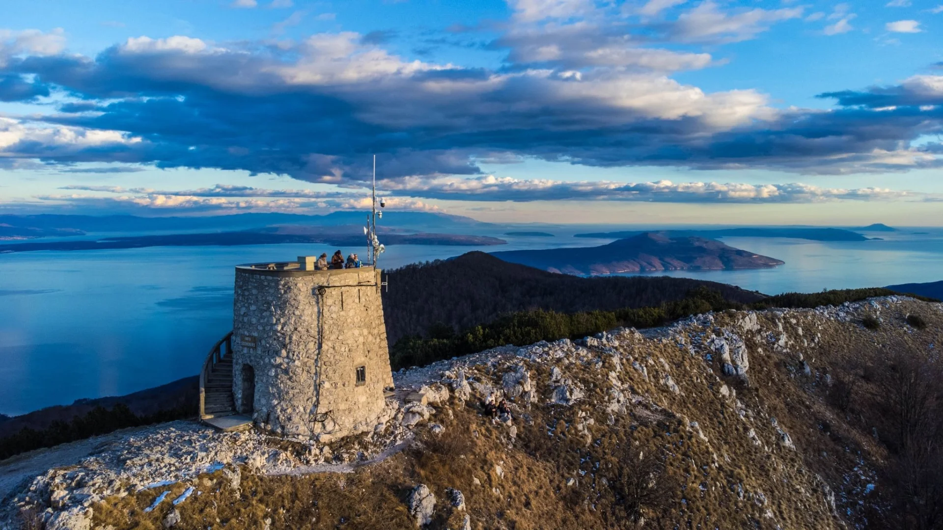 Der Steinturm Vojak auf dem Gipfel des Učka-Gebirges mit Blick auf Inseln und Meer