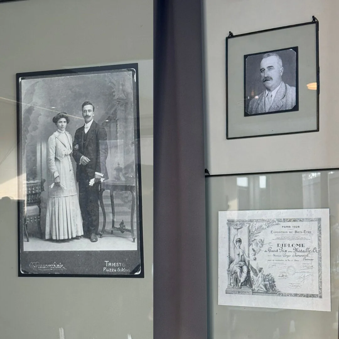Uokvirene arhivske fotografije i diploma za osvojenu nagradu Grand Prix u Parizu 1928. obje&scaron;ena na zid vinarije Damjanić.