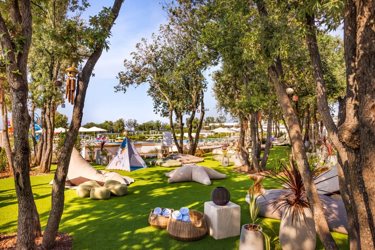 Balance Mediterranean Spa im Valamar Camping Istra mit Relax-Kissen und Zelten im Schatten von Pinien