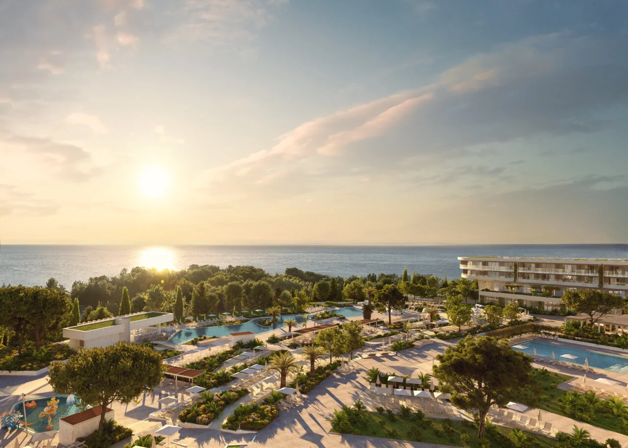  Pogled iz zraka na Pical Resort 5* u suton, s uređenim bazenima, modernim zgradama i pogledom na Jadransko more. 