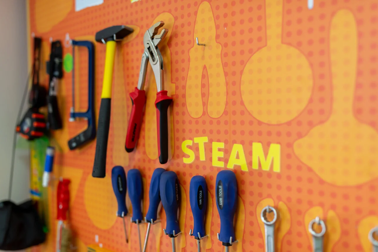 Für Kinder vorbereitete Werkzeuge und Ausstattung für STEM-Workshops im Robokacija Future Engineers Camp in Kroatien.