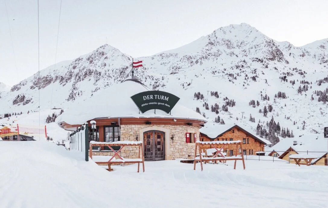 Die Turm-Bar, ein gem&uuml;tlicher Treffpunkt direkt an der Piste, mit atemberaubendem Bergblick