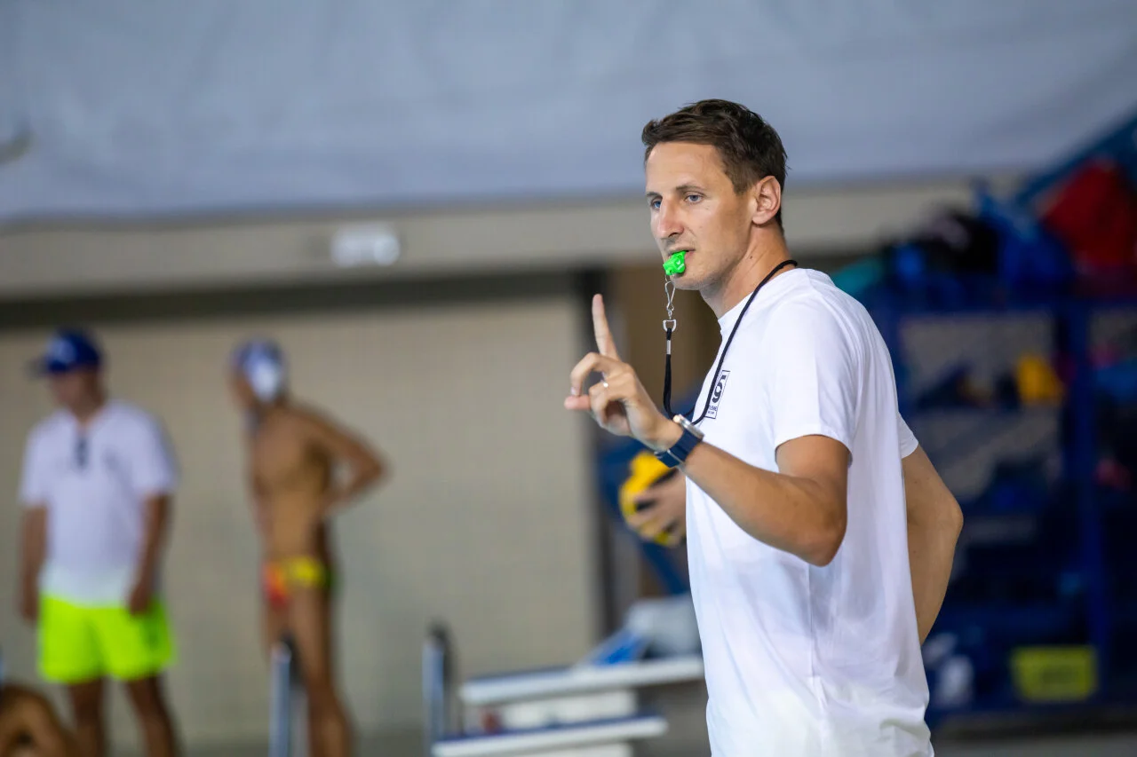 Der Wasserballtrainer Maro Joković erteilt Anweisungen während eines Trainings mit Jugendlichen im Innenpool des Croatia Summer Camps.