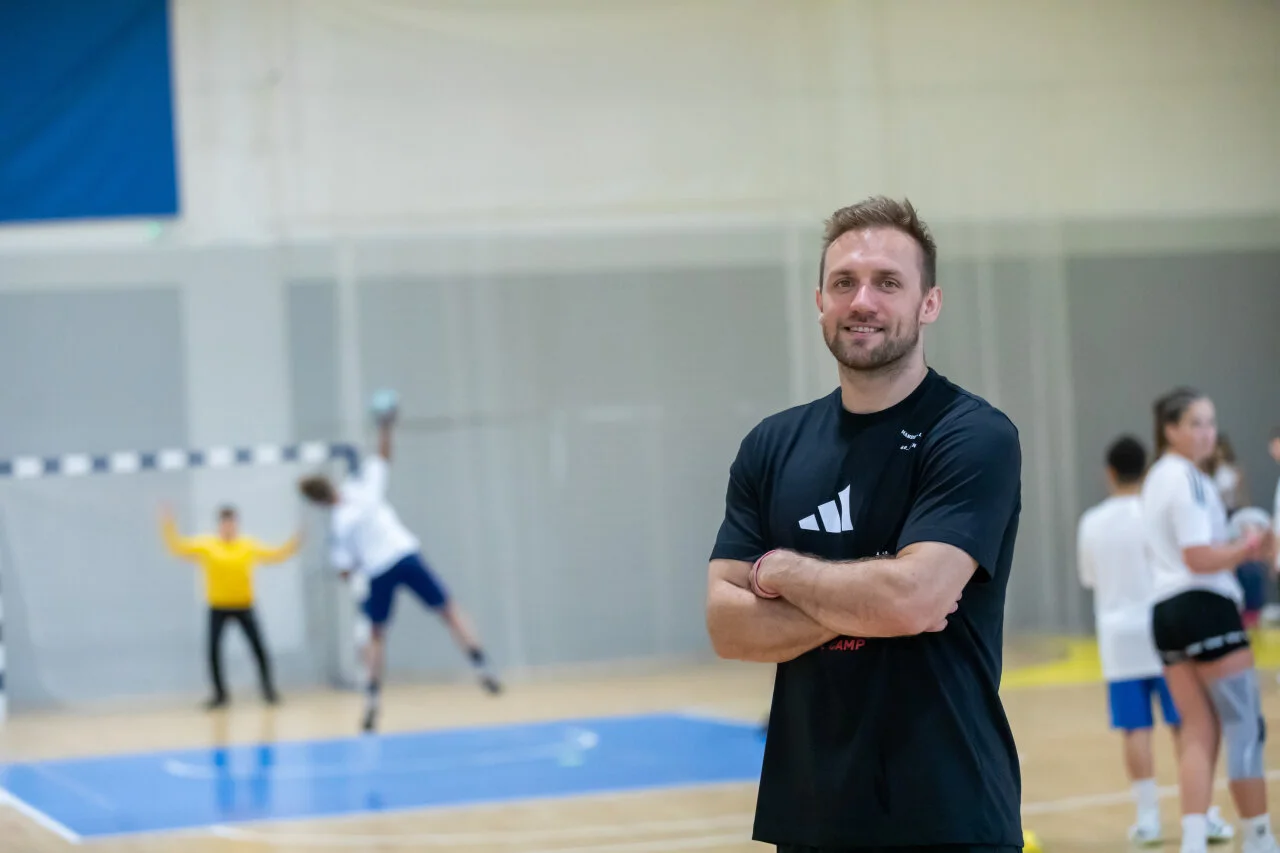 Der Profi-Handballer und Trainer Luka Cindrić leitet einen Jugendlehrgang in einer Croatia Summer Camp Sporthalle.