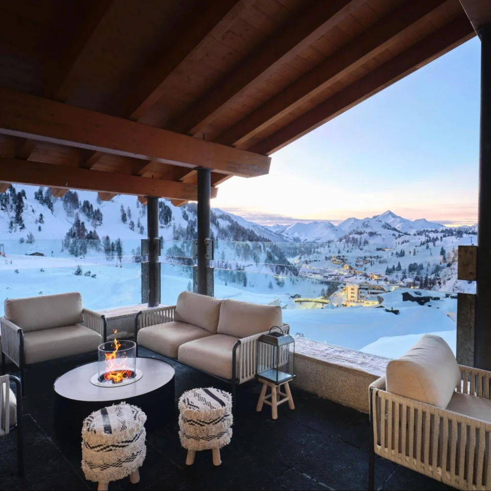 [PLACES ROOFTOP BAR] mit urbaner Lounge-Atmosphäre über den Dächern von Obertauern und verschneitem Bergpanorama