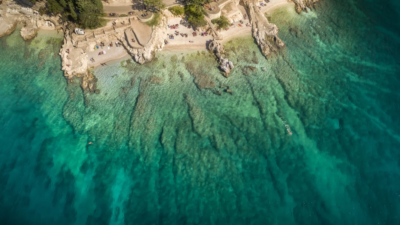 Die Str&auml;nde in Rabac geh&ouml;ren zu den sch&ouml;nsten in Istrien mit kristallklarem Meer aus der Vogelperspektive 