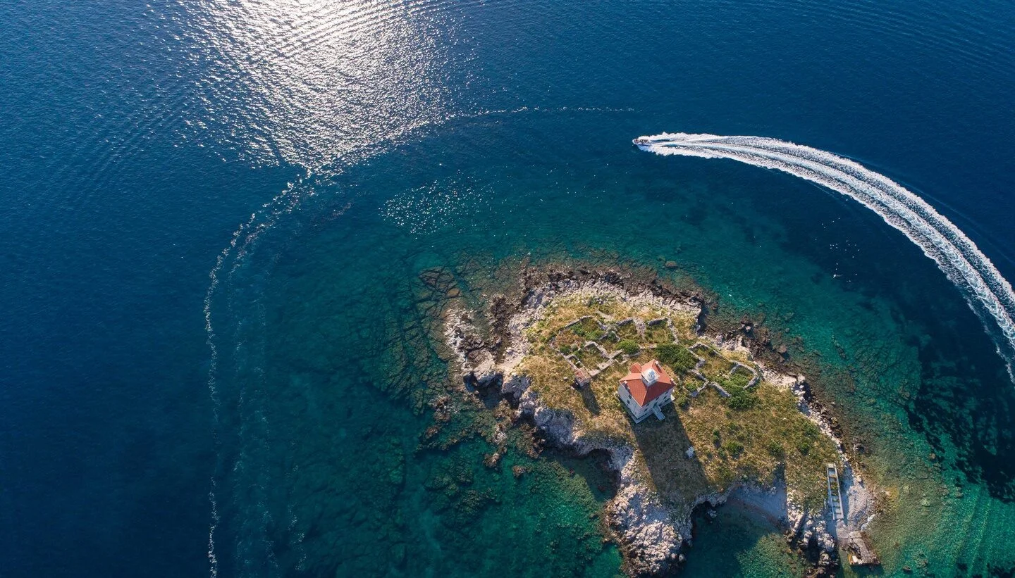 Bootsausflug um die Insel Cres herum, mit Blick auf eine kleine Insel 