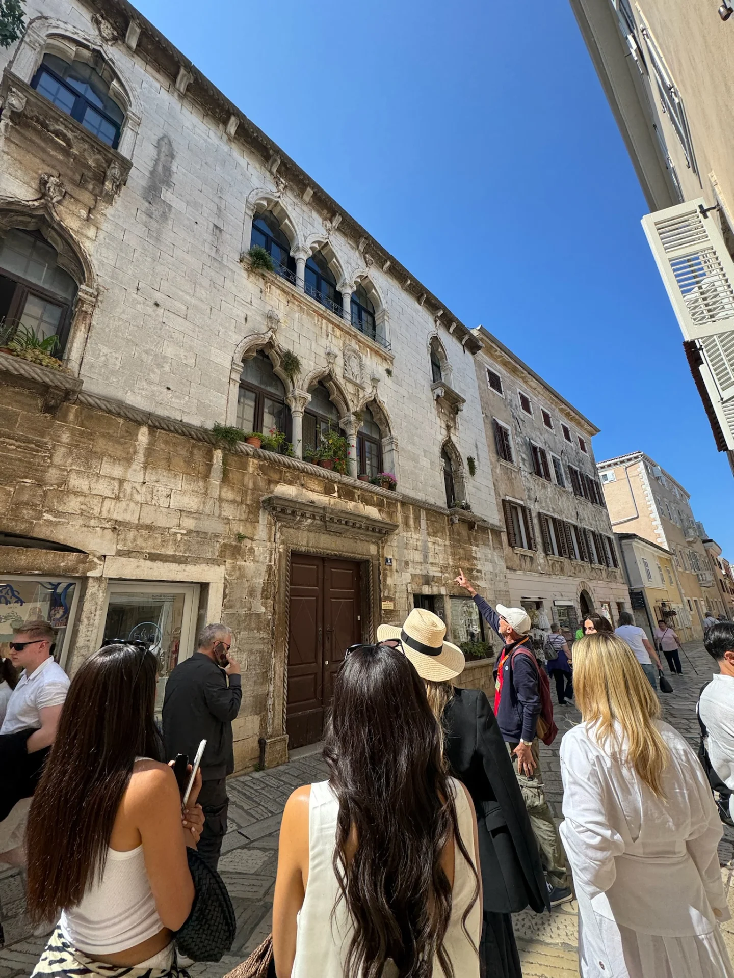 Ein Spaziergang durch die engen Steingassen der Altstadt von Poreč, während der Besichtigung.
