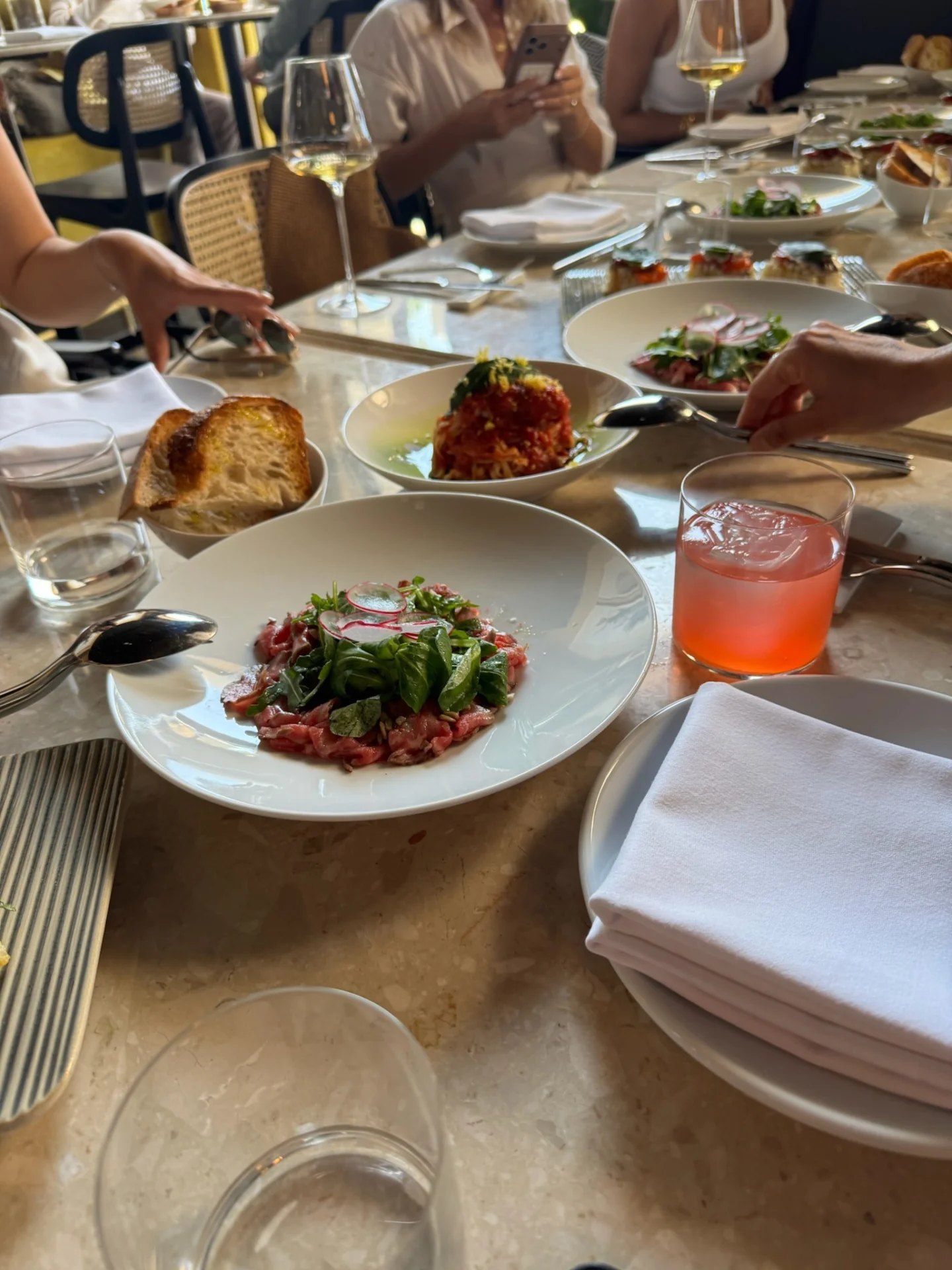 Ein stilvolles Mittagessen im Restaurant JAZ by Ana Roš in Poreč, mit Gerichten zum Teilen, Wein und Cocktails.