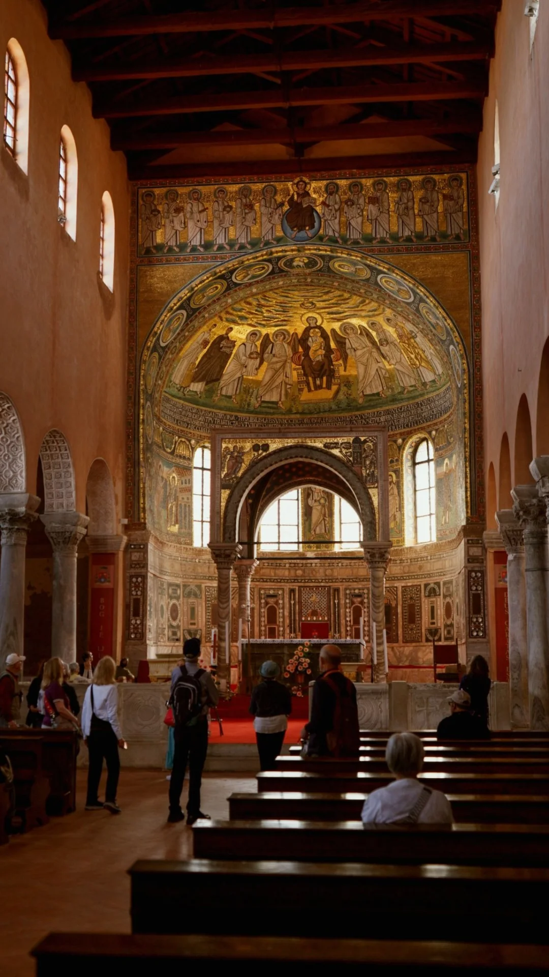 Das Innere der Euphrasius-Basilika in Poreč, mit steinernen Pfeilern, Bögen und den bekannten Mosaiken