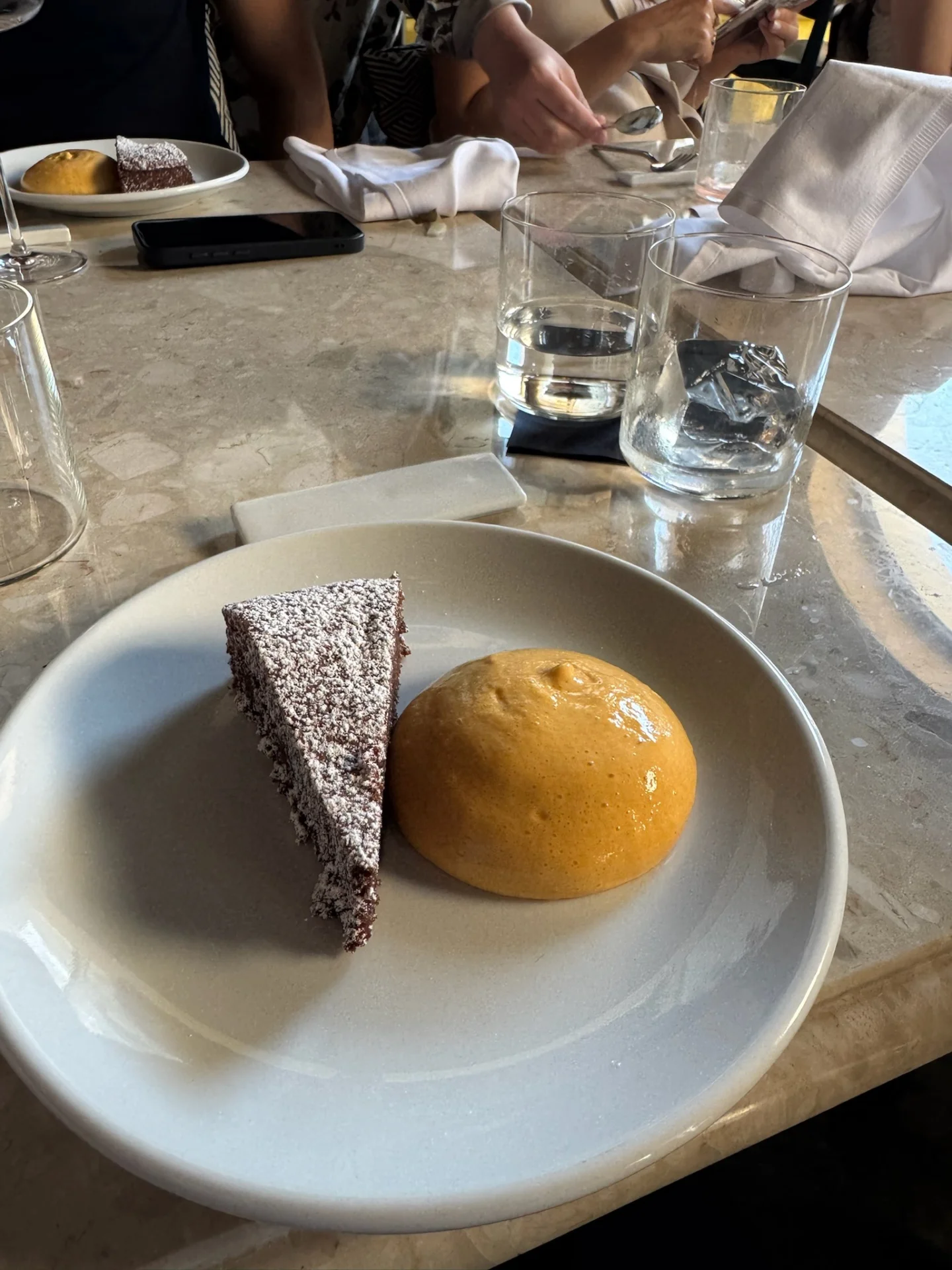 Ein Schokoladenkuchen mit Creme, serviert im Restaurant JAZ by Ana Roš in Poreč.
