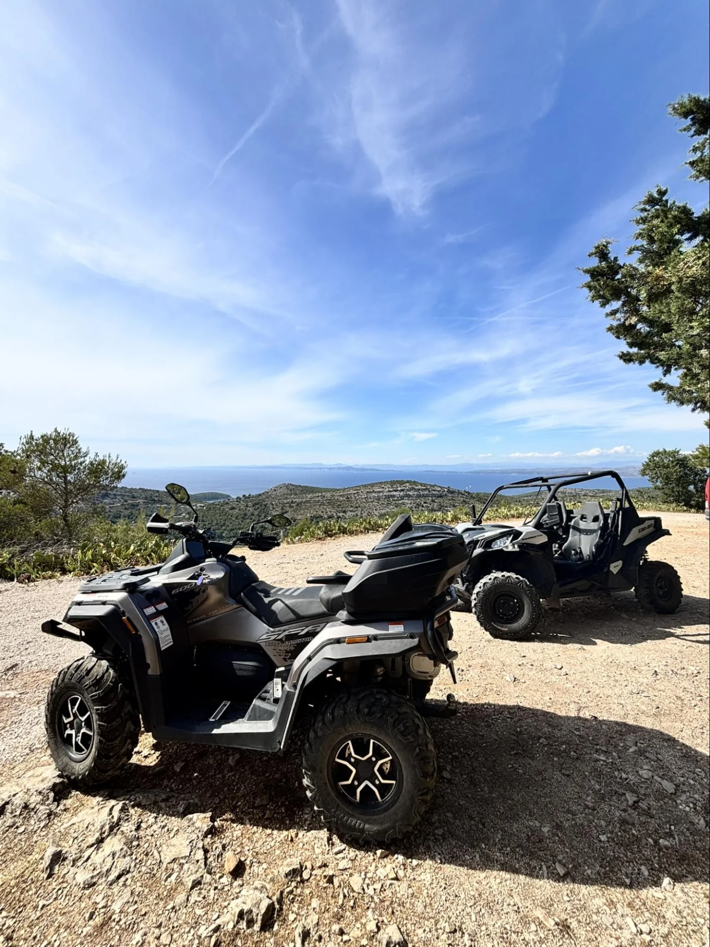 Buggy i quad na vidikovcu tijekom off-road safari avanture na Hvaru.