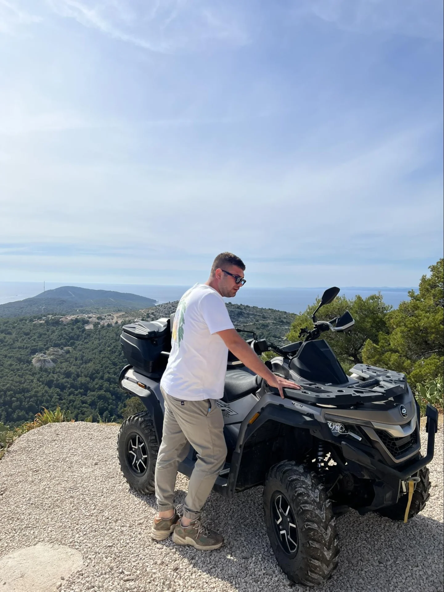 Vodič ture stoji uz quad na vrhu Napoleonove tvrđave s pogledom na otok Hvar.