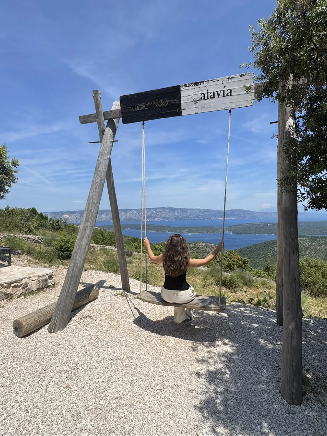 Ljuljačka na vidikovcu u Alaviji s panoramskim pogledom na Hvar.