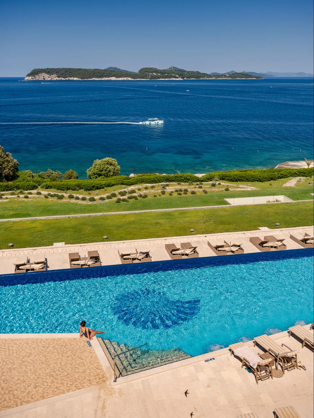 Eine Luftaufnahme des Pools im President Hotel in Dubrovnik mit Blick auf die Adria.