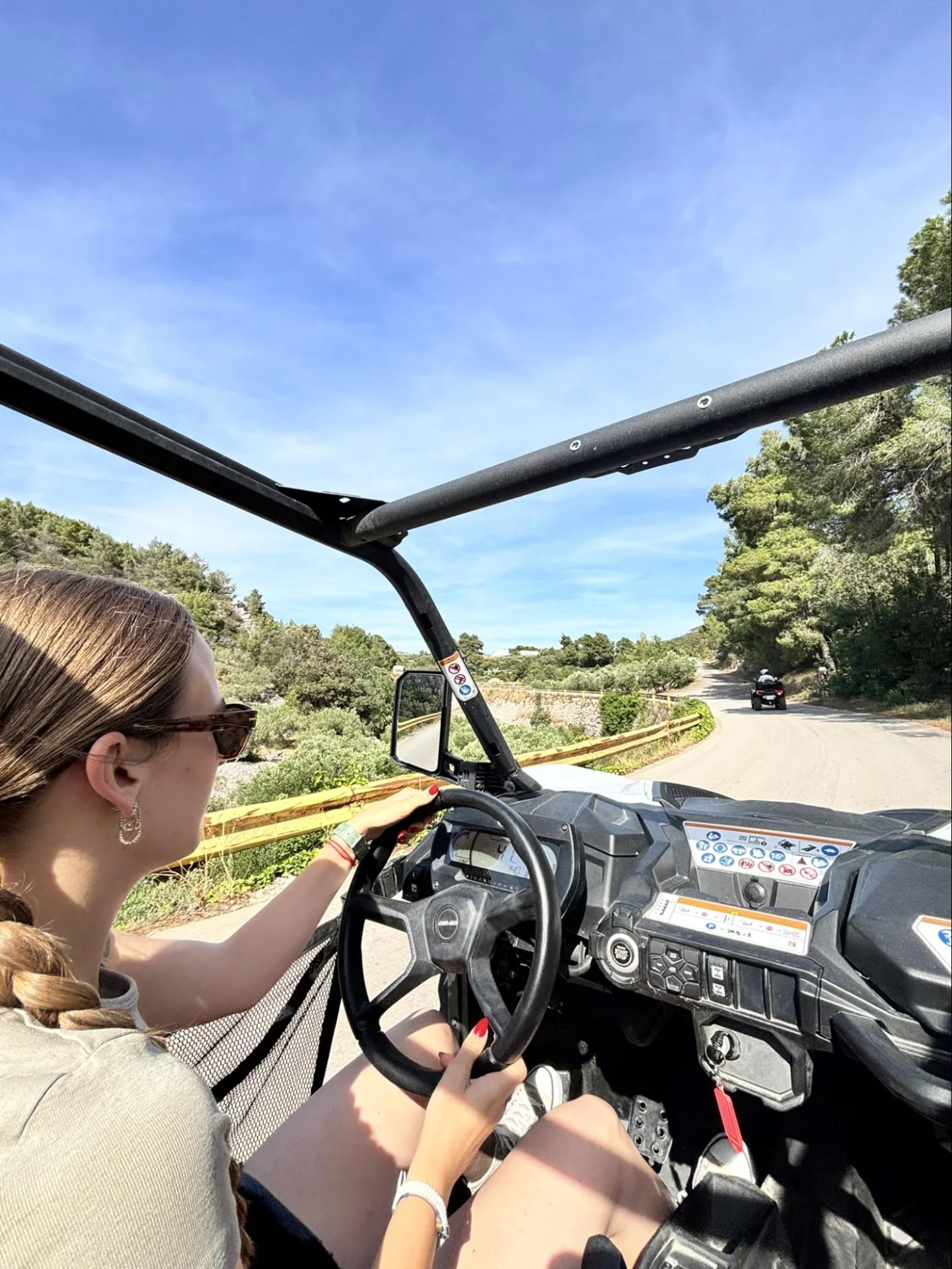 Djevojka vozi buggy tijekom off-road safari ture na Hvaru.