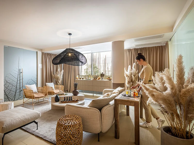 Ein eleganter Wellnessbereich eines Hotels, gestaltet in warmen Beigetönen mit natürlichen Materialien.