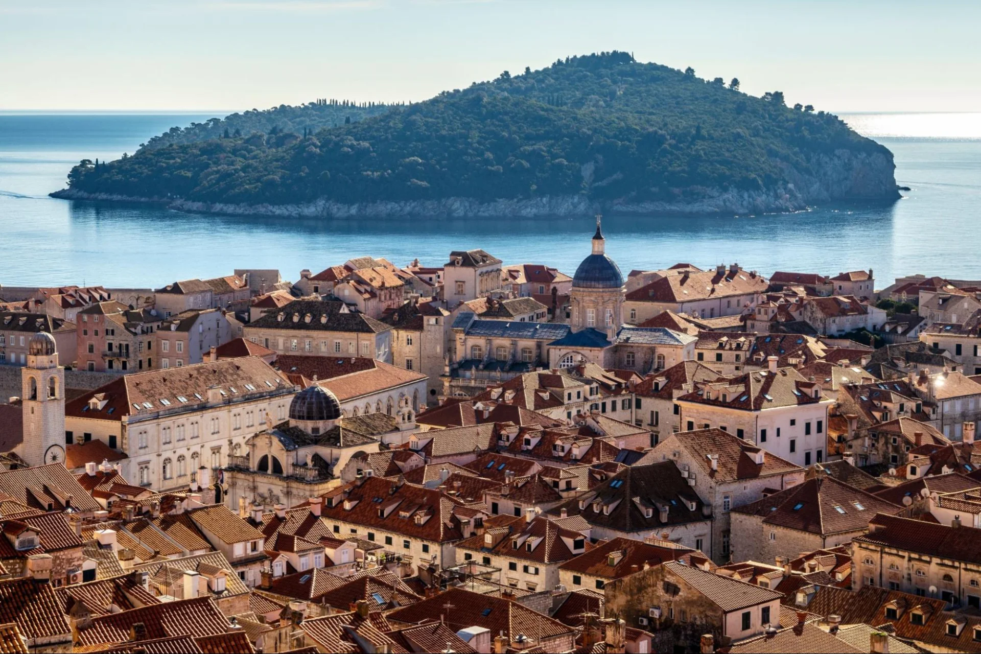 Eine Luftaufnahme der Altstadt von Dubrovnik und der Insel Lokrum.