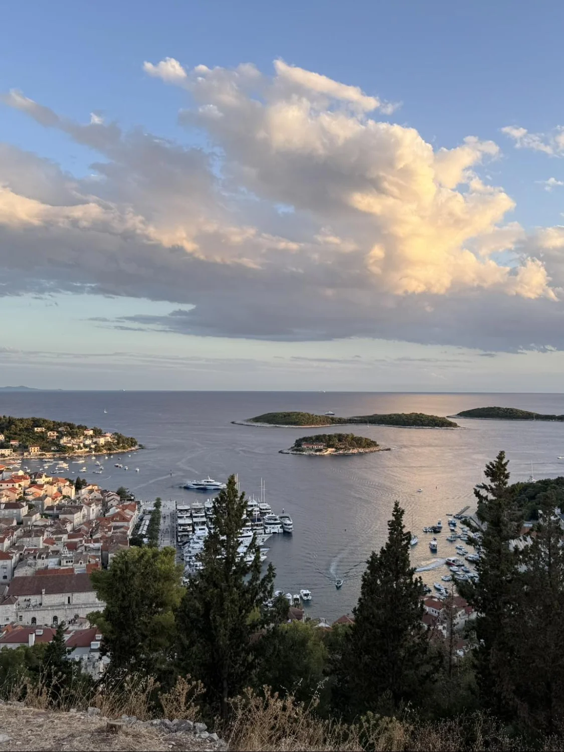 Pogled s tvrđave Fortica na grad Hvar, Paklene otoke i Jadransko more u vrijeme zalaska sunca.