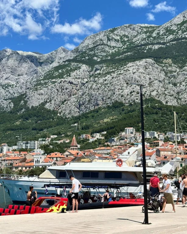 Collage showing passengers boarding the Palladium Rent a Boat speedboat in Makarska and skipper Toni at the helm.