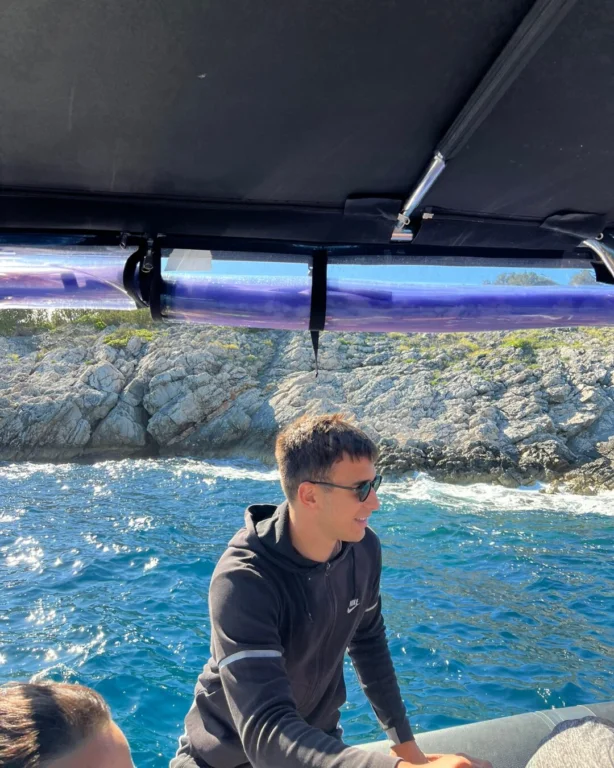 Collage showing passengers boarding the Palladium Rent a Boat speedboat in Makarska and skipper Toni at the helm.
