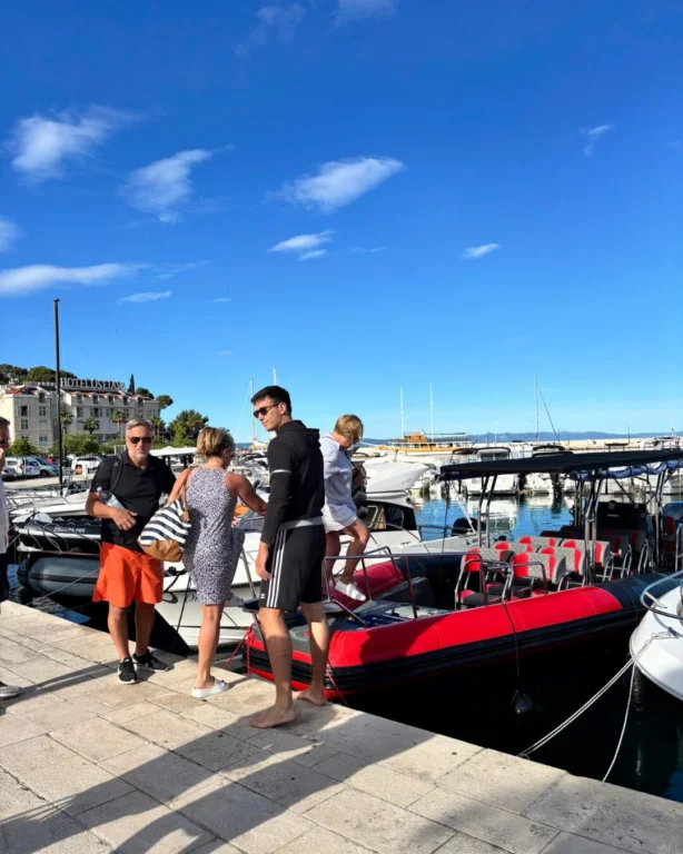 Collage showing passengers boarding the Palladium Rent a Boat speedboat in Makarska and skipper Toni at the helm.