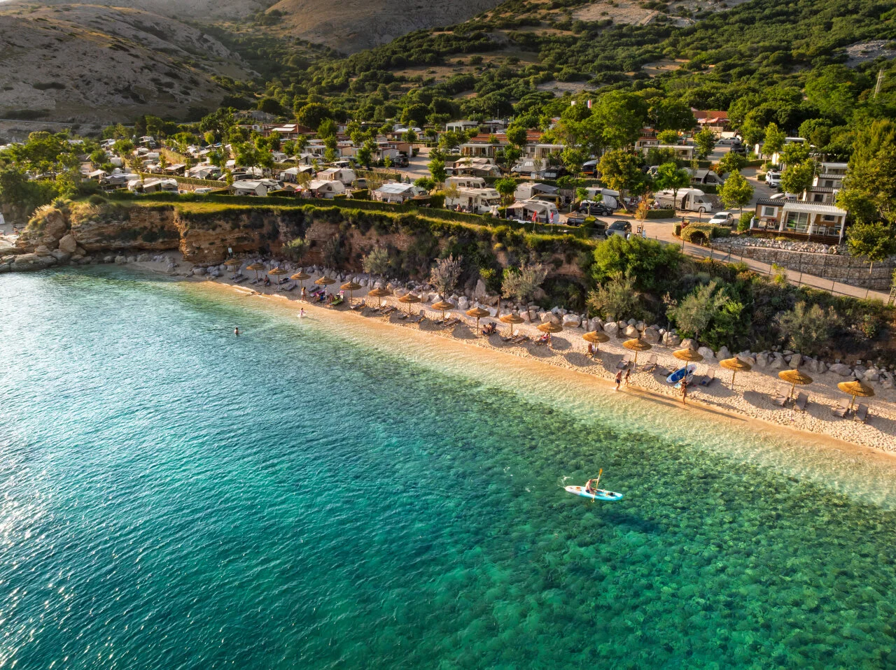 Campingplatz Škrila, Insel Krk – Luftaufnahme von Strand, Sonnenschirmen und türkisfarbener Adria