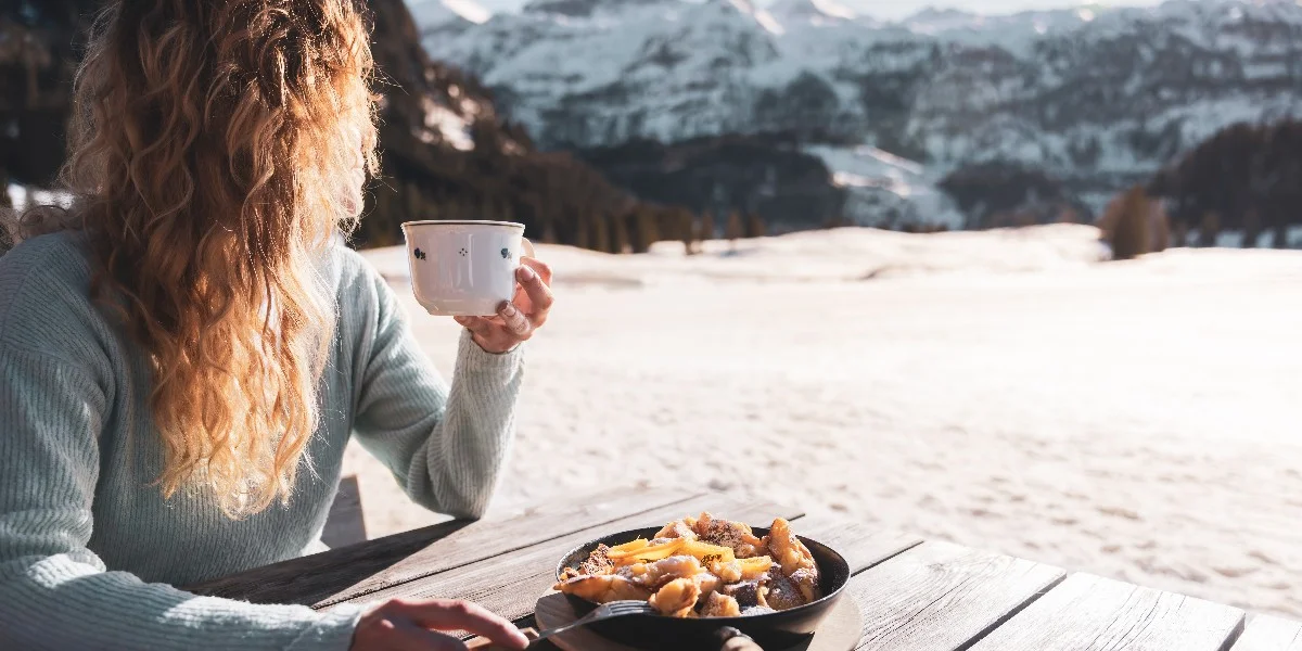 Traditioneller Kaiserschmarrn, serviert in einem Alpenrestaurant in Obertauern in Österreich.