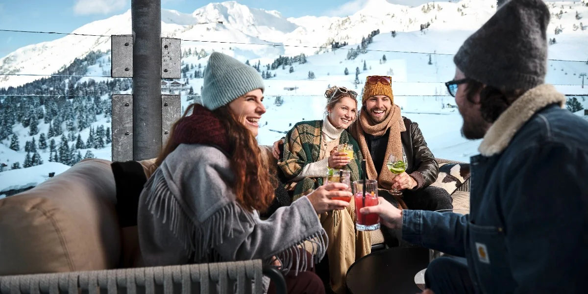 Eine Freundesgruppe genie&szlig;t Getr&auml;nke in der Rooftop Bar des [PLACES] Obertauern by Valamar.