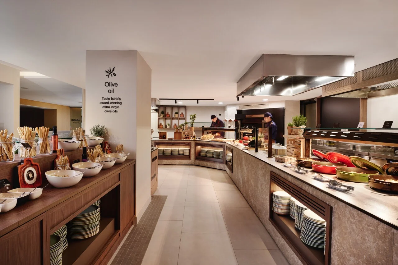 Buffet restaurant Quattro Terre with a selection of dishes at Pical Resort.