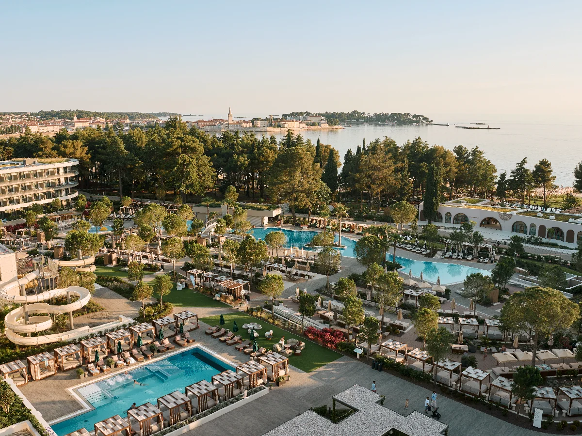 Pical Resort 5* smješten uz plažu, šetnicu Parenzana i u blizini povijesne jezgre Poreča.