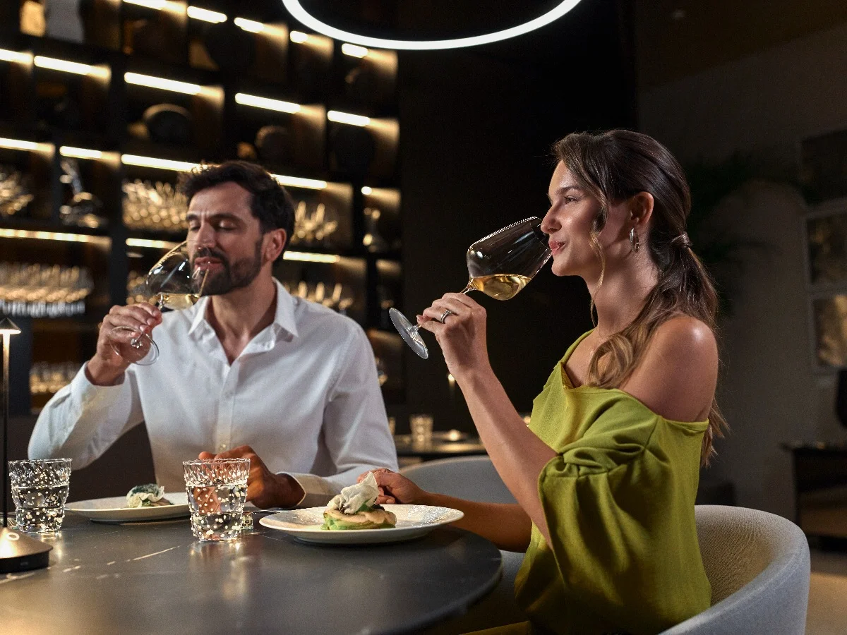 Couple enjoying an elegant dinner at MICHELIN-starred Harry’s Piccolo Poreč.