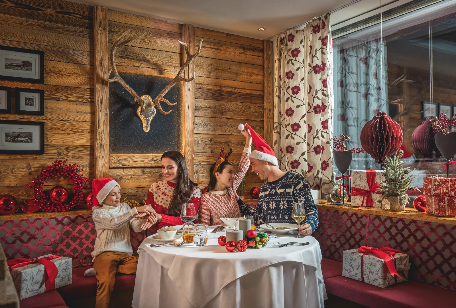 Family enjoying a Christmas holiday at Kesselspitze Hotel & Chalet, Valamar Collection in Obertauern