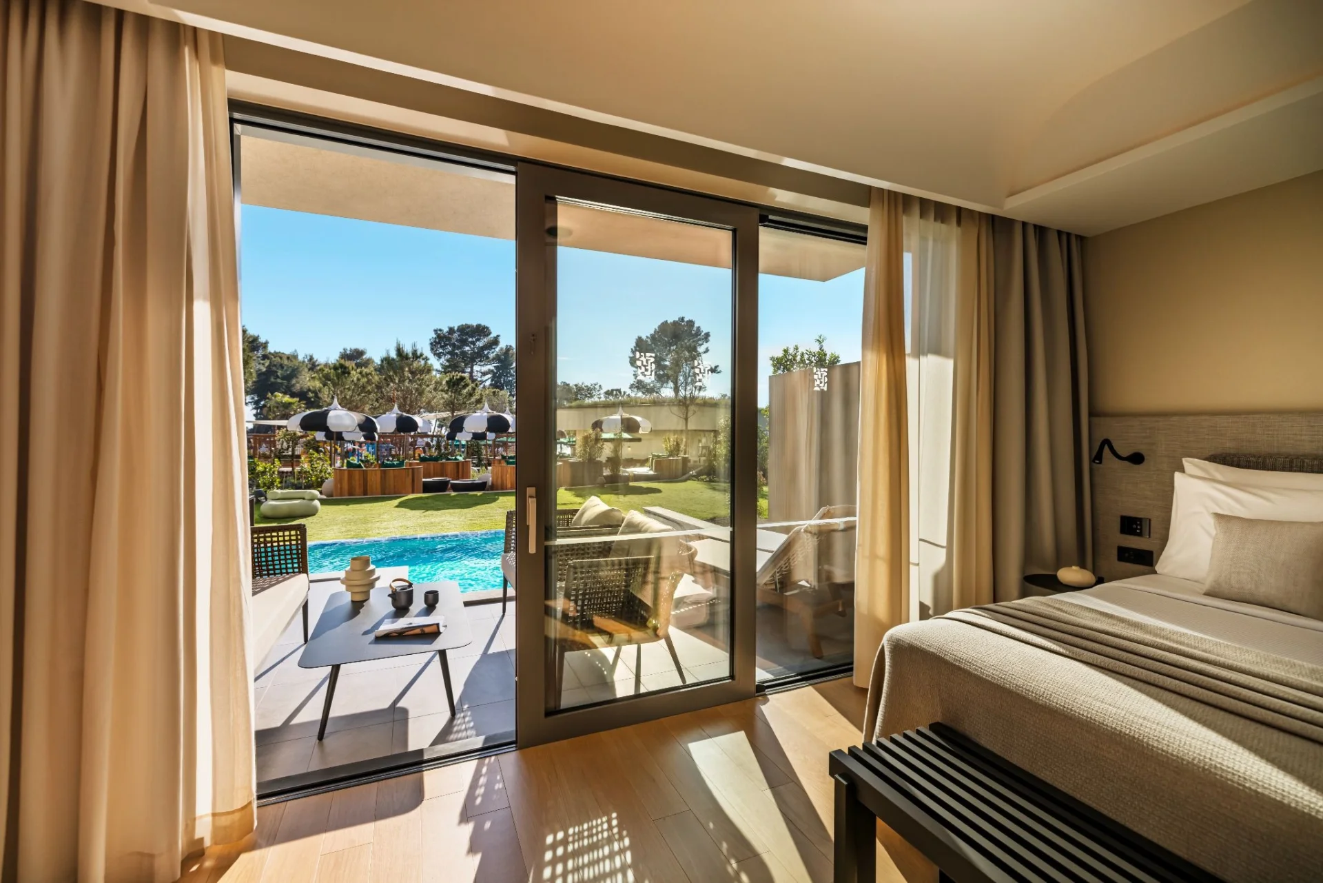 Pical Suites V Level Swim-Up Suite u Pical Resortu s elegantnim interijerom i izravnim pristupom bazenu sa slanom vodom.