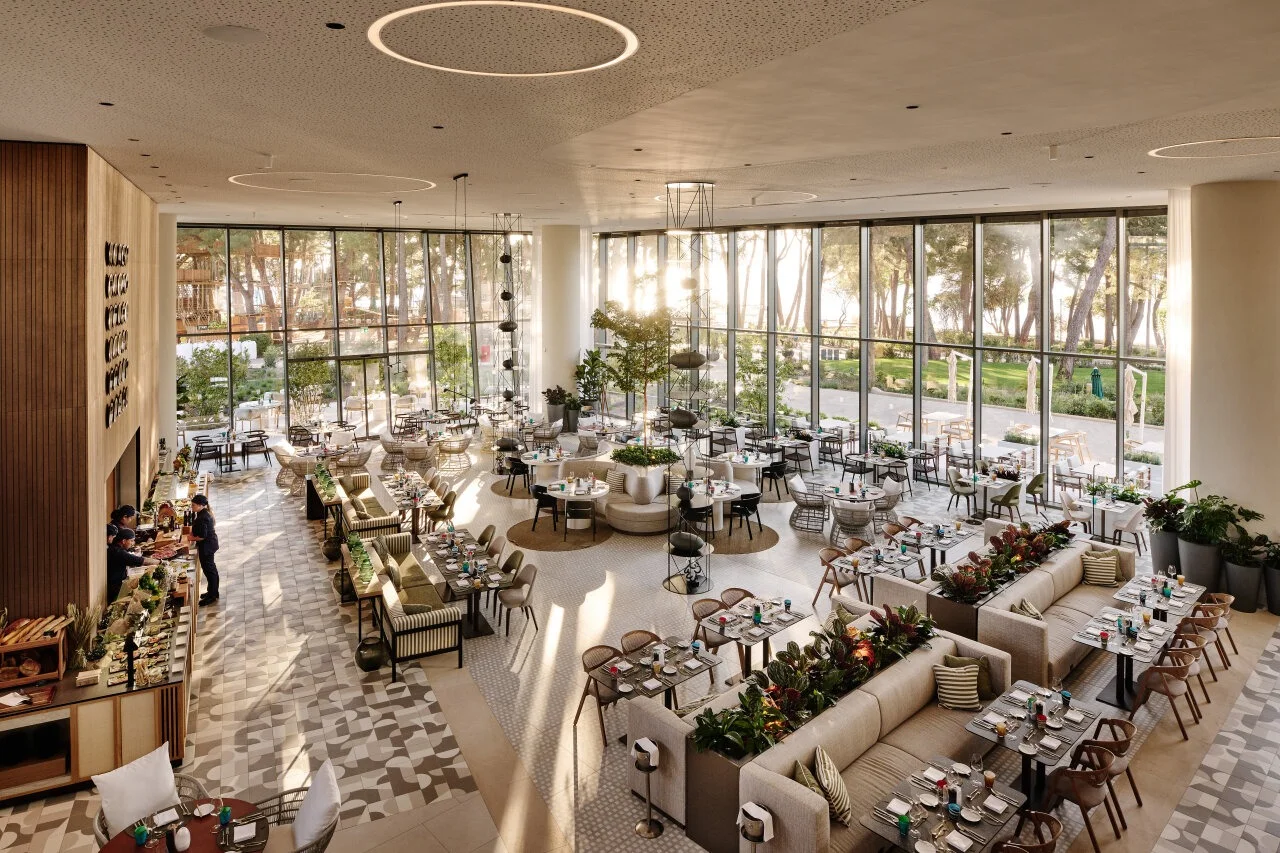 Svijetao interijer restorana Parenzana u Pical Resortu 5* u Poreču, s velikim staklenim povr&scaron;inama i pogledom na zelenilo.
