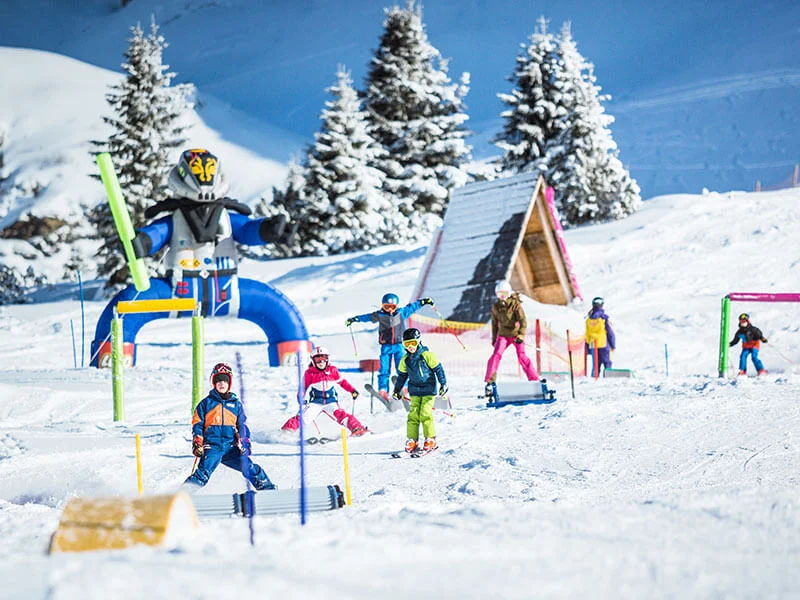 Djeca uče skijati u Children’s Wonderland u Obertauernu.