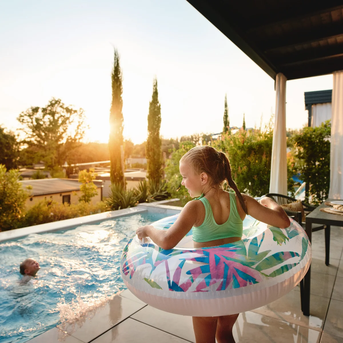 Djevojčica uz privatni bazen u Valamar Camping Istra
