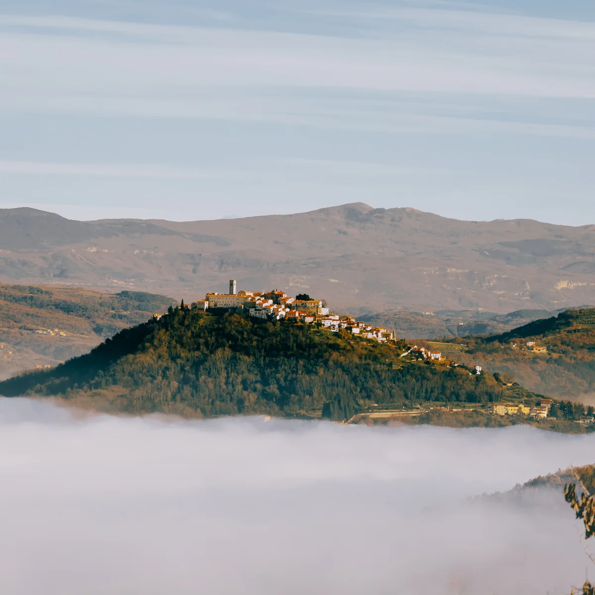 Srednjovjekovni grad Motovun u Istri iznad oblaka i magle u dolini