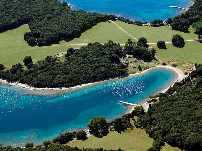 Prekrasna uvala okružena zelenilom i ostacima starih ruševina na Brijunima.