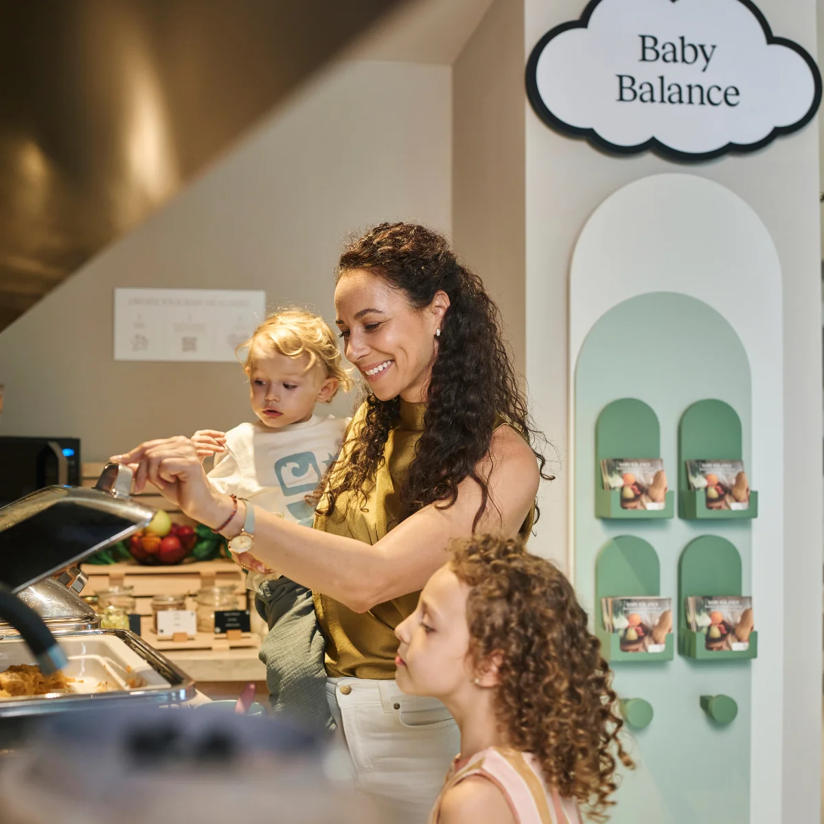 Majka s djecom uz Baby Balance kutak za dječju prehranu u restoranu Pical Resorta